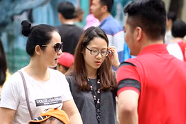 Hàng chục nghìn người chen chân đến công viên Thủ Lệ ngày 30/4