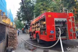 Hà Nội: Cháy trong khu dân cư, khói đen bốc cao hàng chục mét