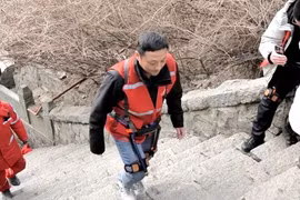 Phăng phăng chinh phục núi Thái Sơn nhờ "khung xương" di động 