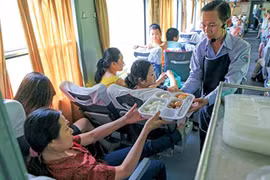 Tặng suất ăn “hàng không”, đường sắt có kéo khách trở lại?