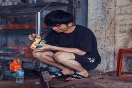 Dân mạng thích thú với nhan sắc của trai đẹp sửa xe 