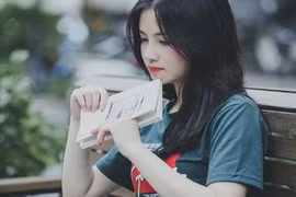 Thiếu nữ 9X bỗng nổi tiếng vì ngồi đọc sách quá đẹp