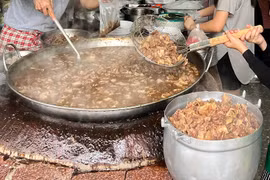 Khách Việt ngỡ ngàng nếm thử nồi nước dùng khổng lồ 50 năm không đổ