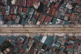 Những căn nhà méo mó, siêu mỏng mọc trên tuyến đường mới ở Hà Nội