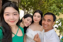 Vườn hồng rực rỡ trong biệt thự tiền tỷ của Quyền Linh 