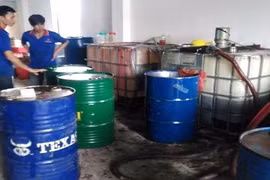 Phá đường dây sản xuất hàng chục ngàn lít dầu nhớt giả