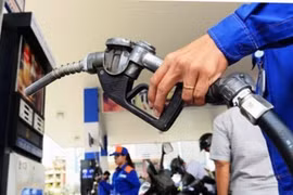 Vì sao giá xăng Việt Nam chỉ giảm có 4.200 đồng?