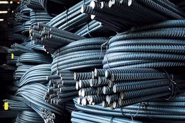 Doanh nghiệp thép ôm nhiều tồn kho: Ngồi trên đống lửa