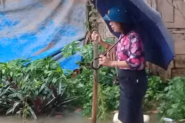 Thanh Hóa: Lộ nguyên nhân Bí thư kiêm Chủ tịch phường đứng trên bè chống lũ 
