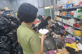 Thu giữ gần 11.000 mẫu đồ giả hàng hiệu của một tổng kho ở Hà Nội