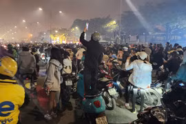 Hà Nội: Muôn kiểu xem bắn pháo hoa chào 2025 “độc lạ” ở Mỹ Đình