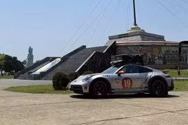 Doanh nhân Hải Phòng dùng Porsche 911 Dakar 'phượt xuyên lục địa' lần 3