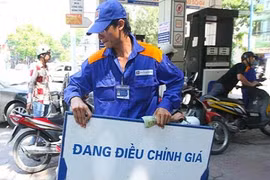 Giá xăng dầu tăng đồng loạt 300 đồng/lít 