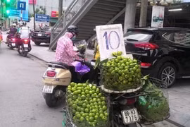 Khách dính đòn vì biển quảng cáo "lừa tình" của gánh hàng rong 