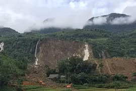 Sạt lở ở Hòa Bình: Tìm thấy thi thể mẹ ôm chặt con trai