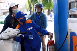 Giá xăng RON95 tăng mạnh vọt lên 26.287 đồng/lít