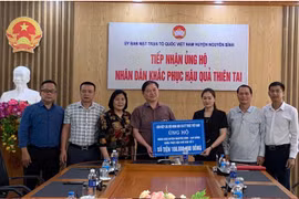 Chủ tịch Phan Xuân Dũng trao hỗ trợ đồng bào vũng lũ Nguyên Bình