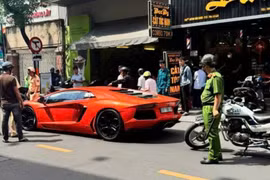 Danh tính cụ ông lái Lamborghini dừng bất thường giữa đường ở TPHCM