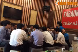 Ảnh: Bia hơi vỉa hè “dạt” phòng máy lạnh, đệm êm ở Hà Nội