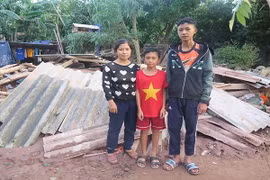 Nhà sập, chân tay con lở loét sau lũ, nước mắt mẹ chảy dài