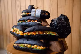 Cận cảnh món bánh mì đen như than đang gây sốt ở Quảng Ninh