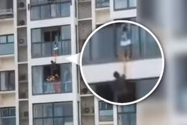 Nghẹt thở giải cứu cậu bé mắc kẹt ở ban công tầng 14