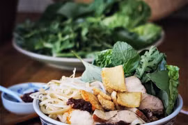 CNN bình chọn Cao lầu, Bún riêu vào top món ngon nhất Châu Á