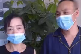 Cặp song sinh 18 tuổi “thoát chết” nhờ bố mẹ cùng hiến tặng thận