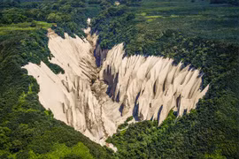 Vẻ đẹp kỳ ảo của thung lũng đá trắng hùng vĩ ở Kamchatka
