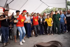 Đầu xuân, xem nữ pháo thủ chơi pháo đất ở Hải Dương