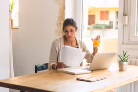 Được nghỉ ở nhà phòng dịch Covid-19, nhân viên văn phòng kêu trời vì quá mệt mỏi