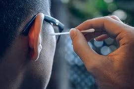 Bác sĩ cảnh báo: Ngoáy tai có thể gây ung thư