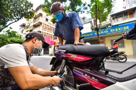 Hàng rửa ôtô, sửa xe máy đông khách khi Hà Nội nới giãn cách