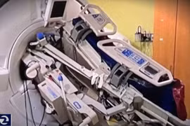 Dùng máy chụp cộng hưởng từ, nữ y tá chấn thương nặng 