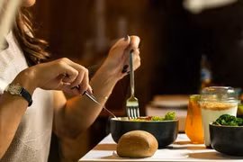 Vợ đi ăn sáng 13 tiếng chưa về, chồng phát hiện chuyện cay đắng