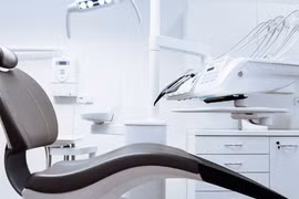 Bác sĩ sốc vì cả hàm răng bé trai thối hỏng