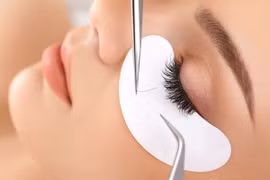 Chị em vẫn có thể gỡ lông mi nối tại nhà với 4 cách đơn giản này