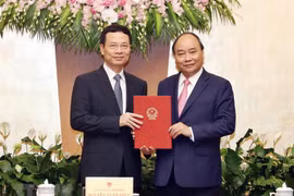 Trao Quyết định giao quyền Bộ trưởng TT-TT cho ông Nguyễn Mạnh Hùng