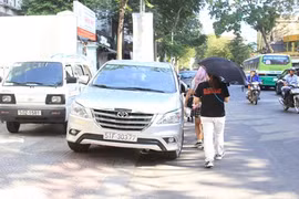 TP HCM: Lãnh đạo quận 1 trực tiếp đi “đòi lại” vỉa hè