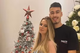 Ngôi sao Arsenal tỏa sáng...nhờ bạn gái quá xinh đẹp