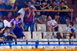 Gallery - Fan nữ trúng pháo sáng CĐV Nam Định - image 3