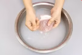 Đừng rửa trực tiếp, bạn phải dùng thứ này thịt lợn mới sạch hết bụi bẩn