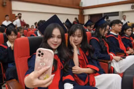 Gần 800 sinh viên ĐH Phương Đông rạng rỡ trong ngày tốt nghiệp