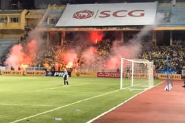 Gallery - Fan nữ trúng pháo sáng CĐV Nam Định - image 6