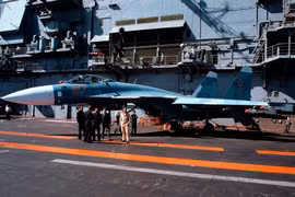 Tiêm kích hạm Su-33 - Phiên bản kỳ lạ nhất của dòng Flanker