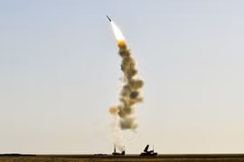 Iran chơi lớn, phóng tên lửa cố "vít cổ" máy bay Mỹ