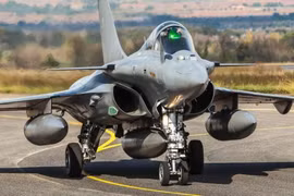 Sau thương vụ tàu ngầm, Mỹ tiếp tục khiến Pháp mất hợp đồng tiêm kích Rafale