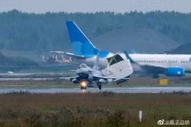 Máy bay Trung Quốc ùn ùn tới Nga chuẩn bị thi đấu Aviadarts-2021