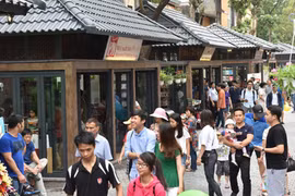 Phố sách Hà Nội thu hút người dân ngay ngày đầu khai trương