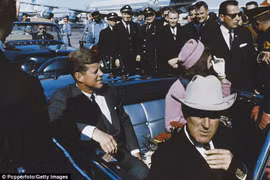 Cực nóng: Tổng thống Kennedy bị người ngoài hành tinh ám sát? 